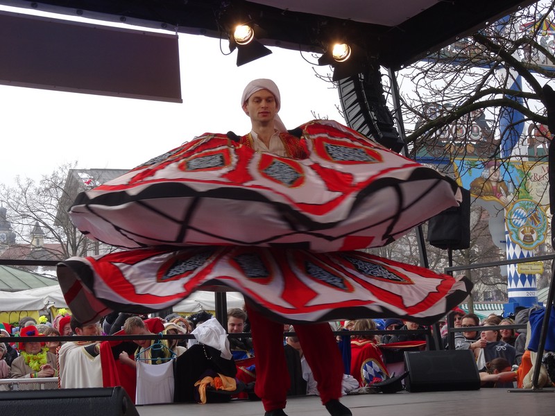 Winkend, wirbelnd und ein bisschen frivol,der Münchner Fasching 2015 www.munichface.de