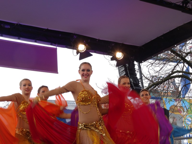 Winkend, wirbelnd und ein bisschen frivol,der Münchner Fasching 2015 www.munichpeople.com