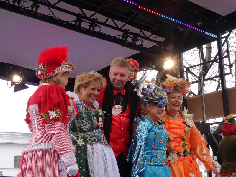 Winkend, wirbelnd und ein bisschen frivol,der Münchner Fasching 2015 Tanz der Münchner Marktweiber aif dem Viktualienmarkt Do sans die feschen Weiber www.munichpeople.com