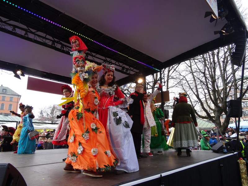 Winkend, wirbelnd und ein bisschen frivol,der Münchner Fasching 2015 Tanz der Münchner Marktweiber aif dem Viktualienmarkt www.munichpeople.com