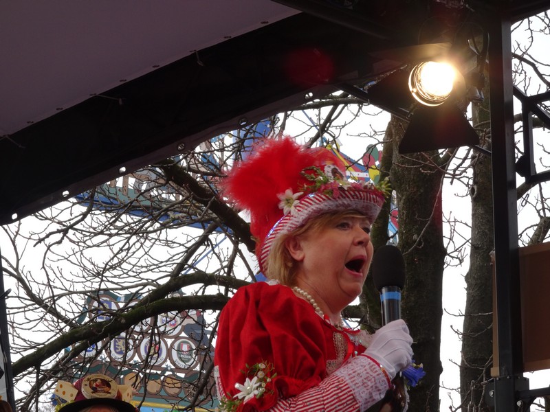 Winkend, wirbelnd und ein bisschen frivol,der Münchner Fasching 2015 Tanz der Münchner Marktweiber aif dem Viktualienmarkt Do sans die feschen Weiber www.munichpeople.com