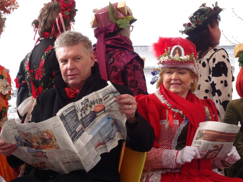 Winkend, wirbelnd und ein bisschen frivol,der Münchner Fasching 2015 Tanz der Münchner Marktweiber aif dem Viktualienmarkt www.munichpeople.com