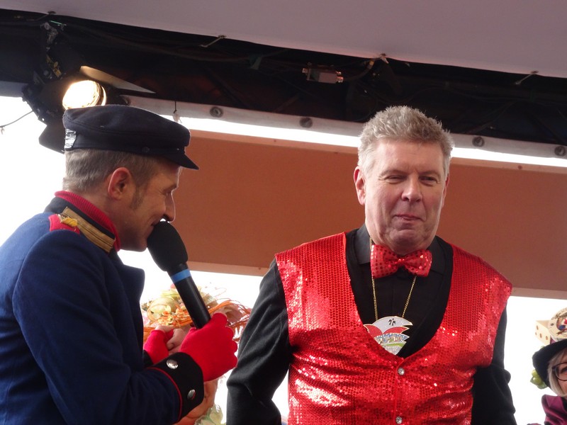 Winkend, wirbelnd und ein bisschen frivol,der Münchner Fasching 2015 Tanz der Münchner Marktweiber aif dem Viktualienmarkt www.munichpeople.com