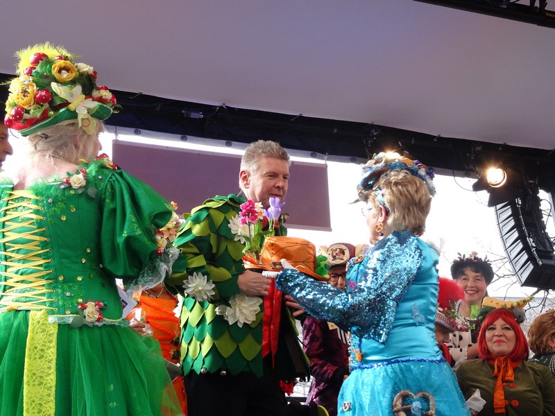 Winkend, wirbelnd und ein bisschen frivol,der Münchner Fasching 2015 Tanz der Münchner Marktweiber aif dem Viktualienmarkt www.munichpeople.com
