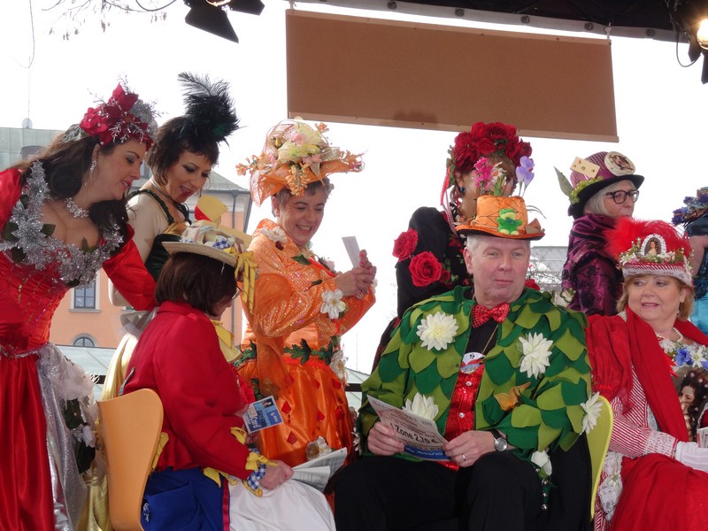 Winkend, wirbelnd und ein bisschen frivol,der Münchner Fasching 2015 Tanz der Münchner Marktweiber aif dem Viktualienmarkt www.munichpeople.com
