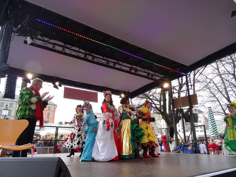 Winkend, wirbelnd und ein bisschen frivol,der Münchner Fasching 2015 Tanz der Münchner Marktweiber aif dem Viktualienmarkt www.munichpeople.com