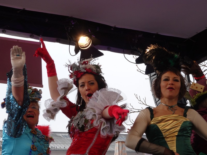 Winkend, wirbelnd und ein bisschen frivol,der Münchner Fasching 2015 Tanz der Münchner Marktweiber aif dem Viktualienmarkt www.munichpeople.com