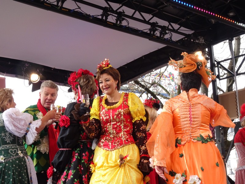Winkend, wirbelnd und ein bisschen frivol,der Münchner Fasching 2015 Tanz der Münchner Marktweiber aif dem Viktualienmarkt www.munichpeople.com