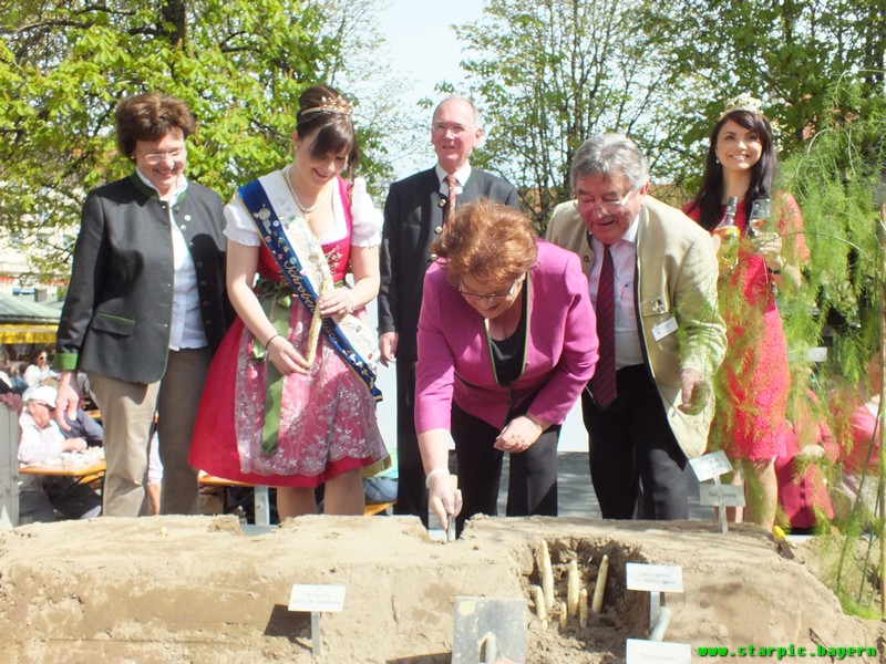 Landtagspräsidentin Barbara Stamm eröffnete mit der amtierende Spargelkönigin Martina 1.mit einem symbolischen Anstich die Spargelsaison 2015 www.munichpeople.com