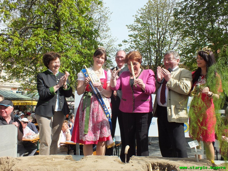 Landtagspräsidentin Barbara Stamm eröffnete mit der amtierende Spargelkönigin Martina 1.mit einem symbolischen Anstich die Spargelsaison 2015 www.münchnerfenster.de