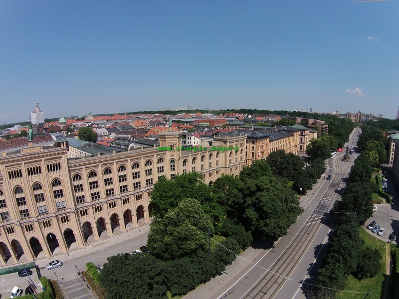 Die Maximilianstrasse bis zu dem Bayerischen Landtag wurde von Fridrich Bürklein gestaltet Bild www.starpic.bayern www.munichfinest.com