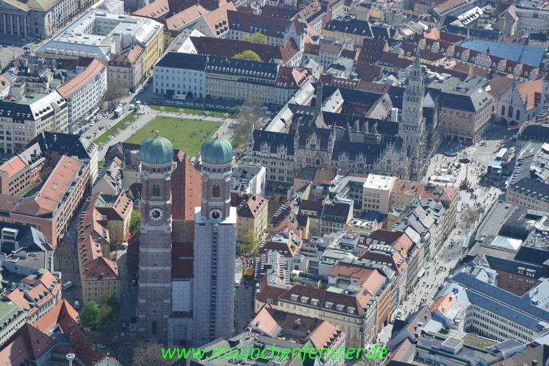 Frauenkirche mit Rathaus und Marienplatz www.zeitunglesen.de