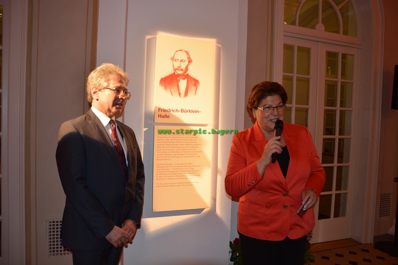 Stiftungsvorstand Hanspeter Beißer und Landtagspräsidentin Barbara Stamm bei der Enthüllung der Gedenktafel www.muenchennster.de