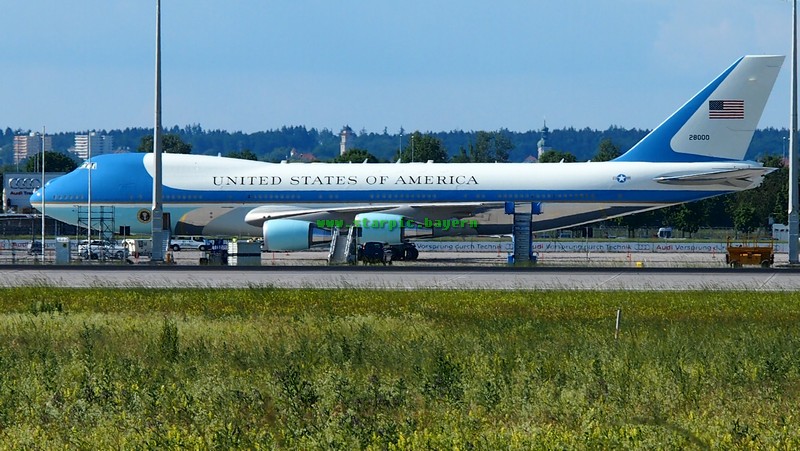 Ruhig und gelassen wartet die Airforce One auf ihren Präsidenten www.münchen.de