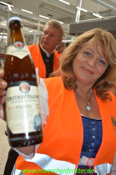 Frau Alexandra Schörgruber mit der erstabgefüllten Flasche Paulaner www.münchnerfenster.de