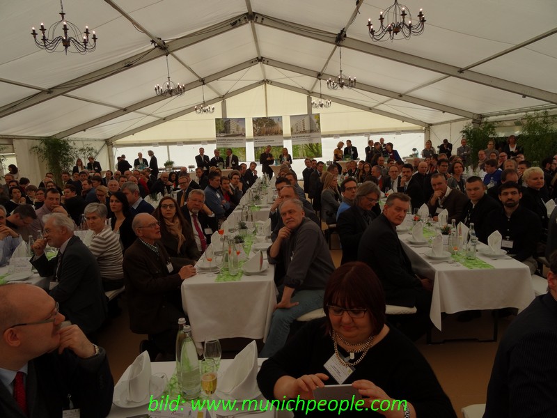 Feierlicher Spatenstich und rund 300 Gästen aus Politik, Wirtschaft und Gesellschaft www.münchnerfesnter.de