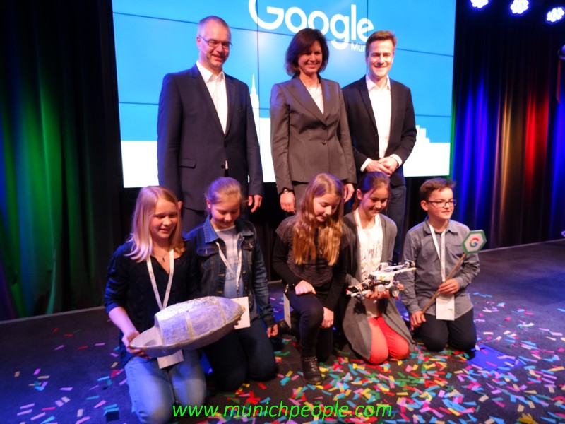 Jugendliche zeigen ihr selbstfahrendes Auto www.munichpeople.de