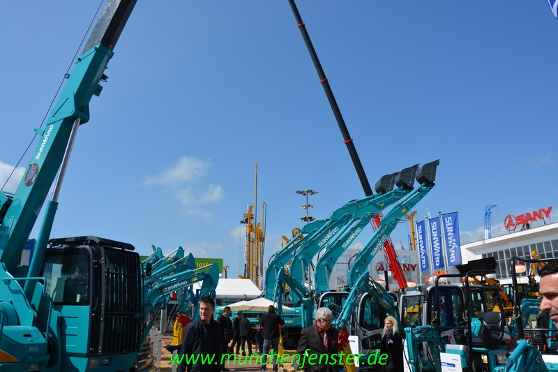 Baumaschinen auf der bauma www.muenchenfenster.de
