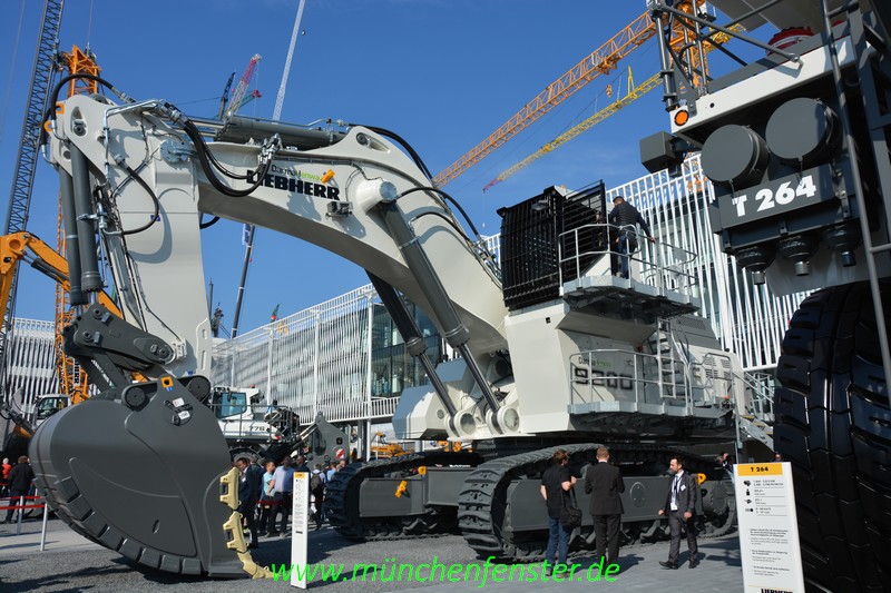 Grosse Maschinen auf der bauma www.münchnerpresse.de