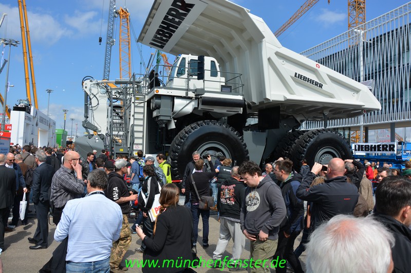 Baumaschinen auf der bauma www.münchnerfenster.de