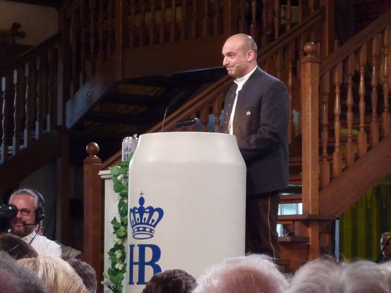 Django Asül Maibockanstich im Hofbräuhaus München www.munichpeople.de