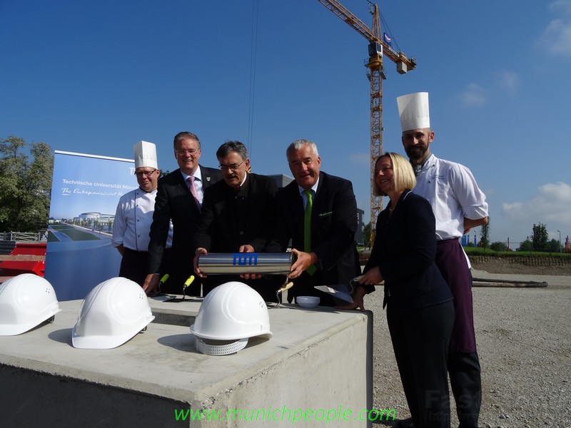 Garchings Erster Buergermeister, Dr. Gruchmann, TUM-Praesident Prof. W. A. Herrmann, Wissenschaftsminister Dr. Spaenle und Dr. Wurzer-Faßnacht Geschäftsführerin des Studentenwerks Muenchen, sowie die Mensa-Betriebsleiter Walder (li) und Weißenbeck - Foto: Silvie Tillard www.munichpeople.de
