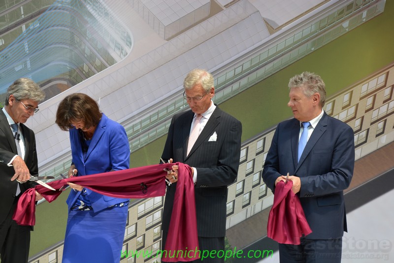 Von links nach rechts: Finanzvorstend der Siemens AG Ralf Thomas Vorstandsvorsitzender der Siemens AG Joe Kaeser Staatsministerin Ilse Aigner Aufsichtsratsvorsitznender der Siemens AG Dr.Gerhard Cromme Oberbürgermeister Dieter Reiter www.munichpeople.com