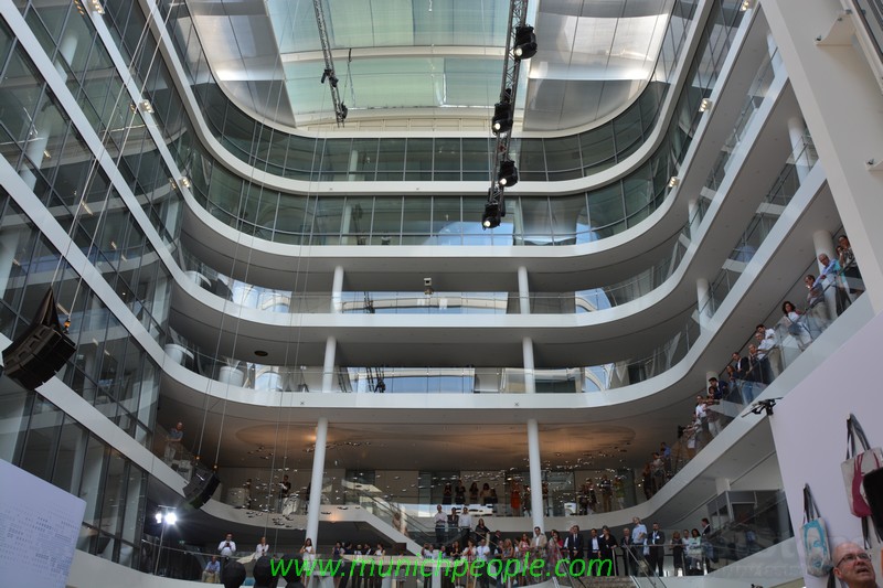 geschwungener Architektur und viel Glas ist das Merkmal der neuen Siemens-Zentrale www.münchner-fenster.de