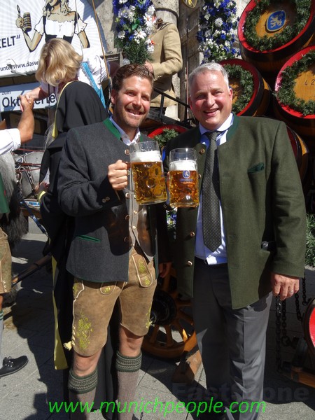 Wiesnzelt,Das Wiesnzelt Veranstalter Philip Greffenius links und Christian Schottenhamel www.wiesnface.de