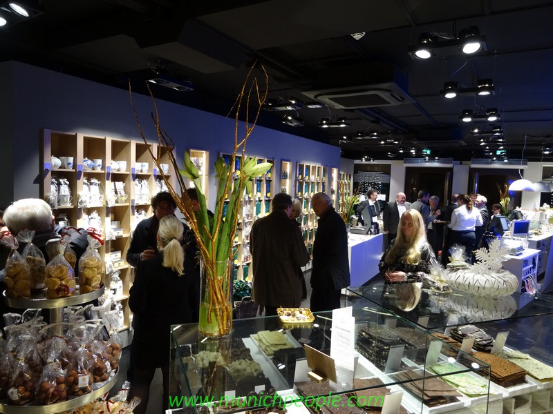 EILLES in der Residenzstrasse www.münchenfnester,de www.münchenfenster.de