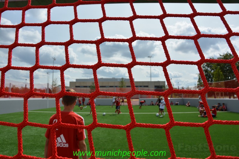 Der Jugendnachwuchs trainiert schon fleissig auf dem Canpus des FC Bayern www.europaeischepresseagentur.com www.europaeischepresseagentur.com