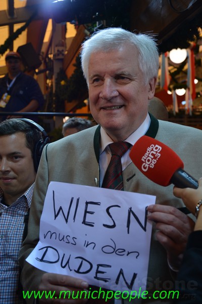 Horst Seehofer plädiert das das Wort Wiesn in den DUDEN aufgenommen wird www.munichpeople.com www.munichpeople.com