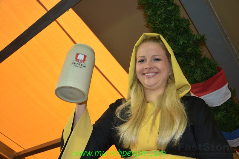 Münchner Kindl bei dem Bieranstich auf dem Münchner Oktoberfest www.munichlady.de www.munichlady.de