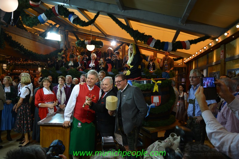 Vor dem Bieranstich auf dem Muenchner Oktoberfest www.munichpeople.com www.munichpeople.com