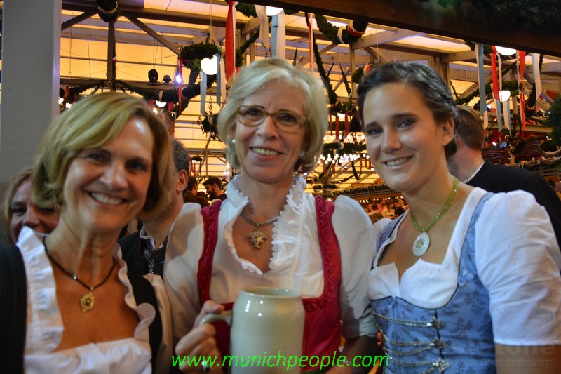 Wiesnanstich auf dem Oktoberfest www.munichladys.de www.munichladys.de