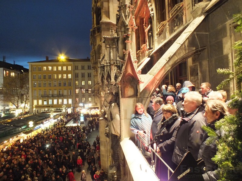 Eröffnungsansprache auf dem Rathausbalkon www.munichfinest.com www.munichpeople.com