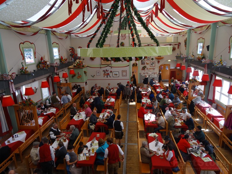 Oktoberfest München Hühner-Entenbraterei www.munichfinest.com www.munichfinest.com