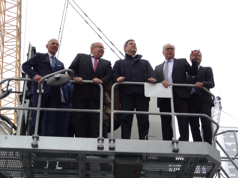 Bauma 2019 Prominenz auf dem Liebherrbagger www.muenchenfenster.de www.münchenfenster.de