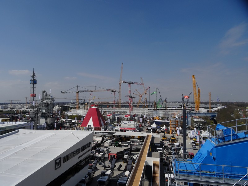 Ein Meer von Kranen auf der Bauma 2019 www.münchenfenster.de www.münchenfenster.de
