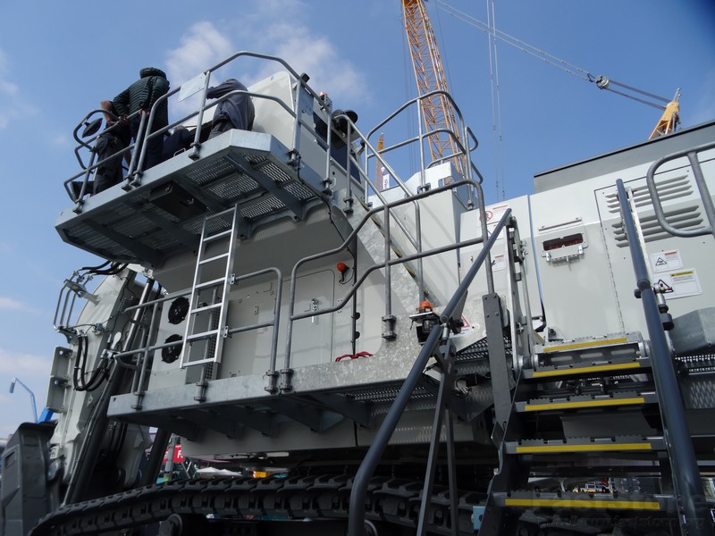 Gewaltiger Elektro Bagger von Liebherr www.münchenfenster.de www.europaeischepresseagentur.com