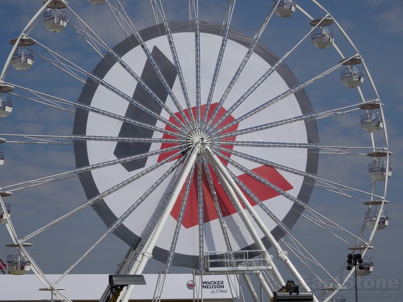 Riesenrad auf der bauma www.europaeischepresseagentur,com www.munichfinest.com