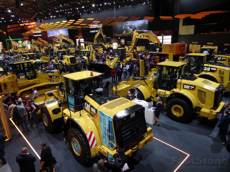 bauma Caterpillar in Halle 6 www.münchenfenster.de www.münchenfenster.de