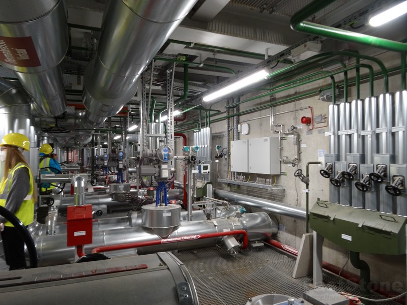 Die Thermalwasserlleitungen im Inneren des HKW www.münchenfenster.de www.muenchenfenster.de