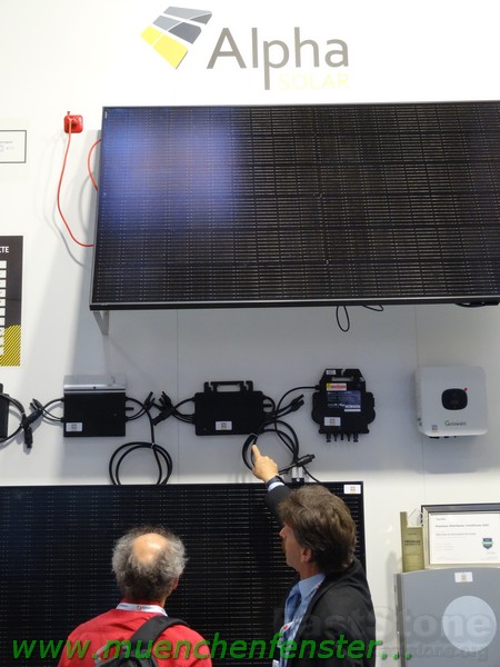Geschäftsführer Reinhard Bege der ALFA-Solar erklärt Interessenten das Homekraftwerk www.münchenfenster.de www.muenchenfenster.de