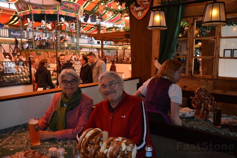 Alt-Schaustellerstammtisch auf der Wiesn www.munichpeople.com www.munichpeople.com