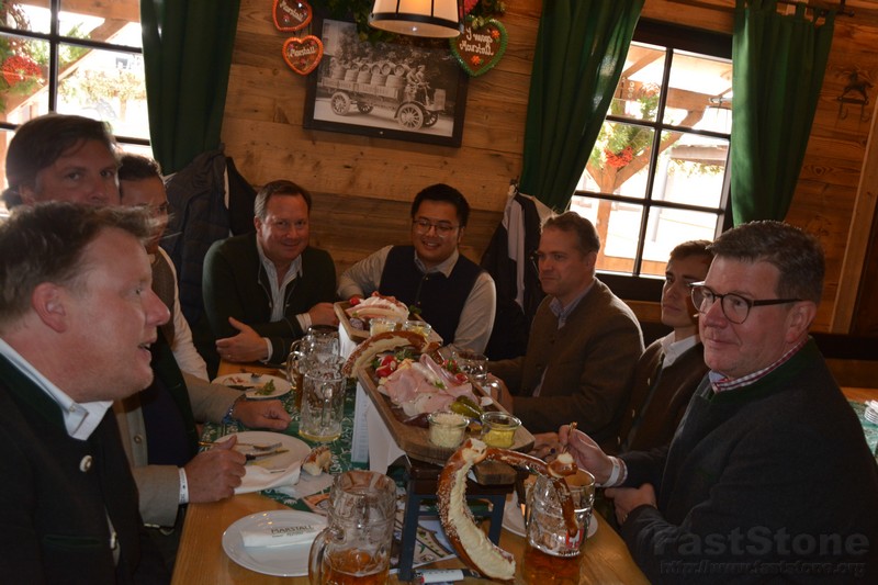 Alt-Schaustellerstammtisch auf der Wiesn www.munichpeople.com www.munichpeople.com