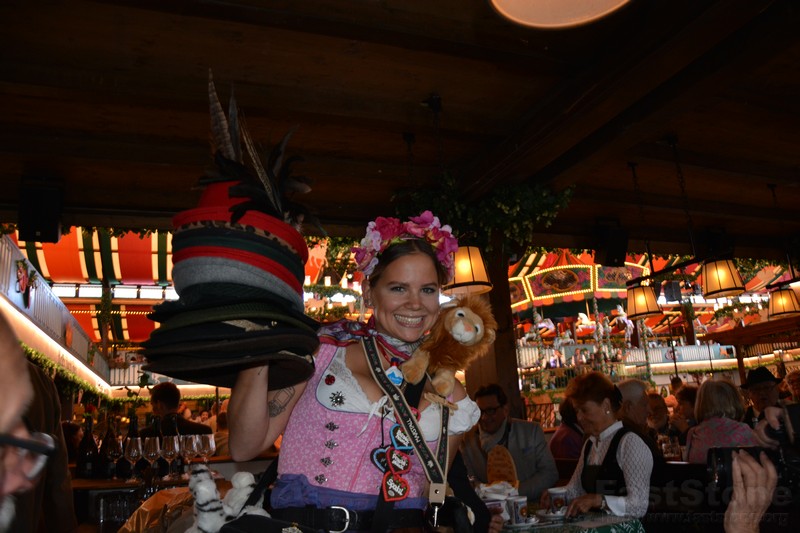 Alt-Schaustellerstammtisch auf der Wiesn www.munichpeople.com www.munichpeople.com