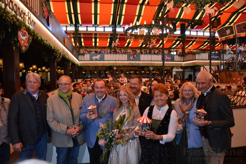 Alt-Schaustellerstammtisch auf der Wiesn www.munichpeople.com www.munichpeople.com