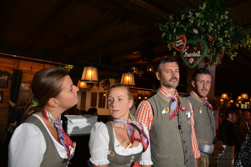 Alt-Schaustellerstammtisch auf der Wiesn wwwwiesnreport.de www.wiesnreport.de