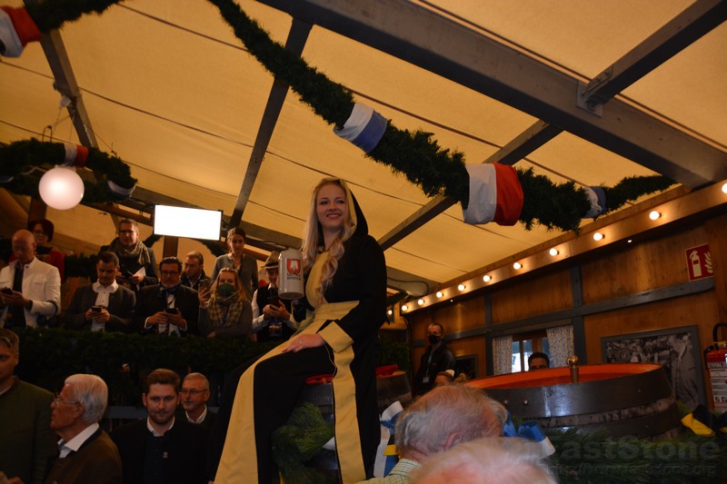 Das Münchner Kindl www.wiesnreport.de www.munichpeople.com